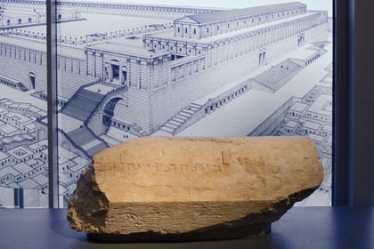 Israel, Jerusalem, Guivat Ram quarter, Israel Museum, department of archeology, this stone block fell from the parapet at the southwestern corner of the Temple Mount to the street below during the destruction of the second temple. Its inscription to the place of trumpeting indicates that it market the place a priest would stand to signal by trumpet blast the begining and end of Sabbath, 1st century BCE