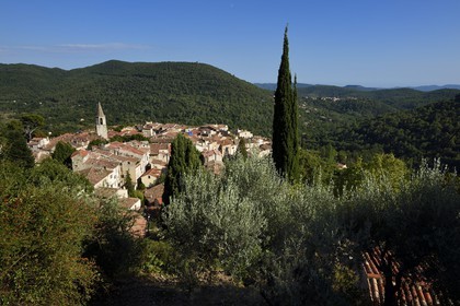 France, Var (83), La Dracénie, village de Bargemon, le village de Claviers en arrière plan
