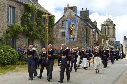 France, Finistère (29), Locronan, labellisé Les Plus Beaux Villages de France, procession de la petite Troménie, en arrière plan l'église Saint Ronan