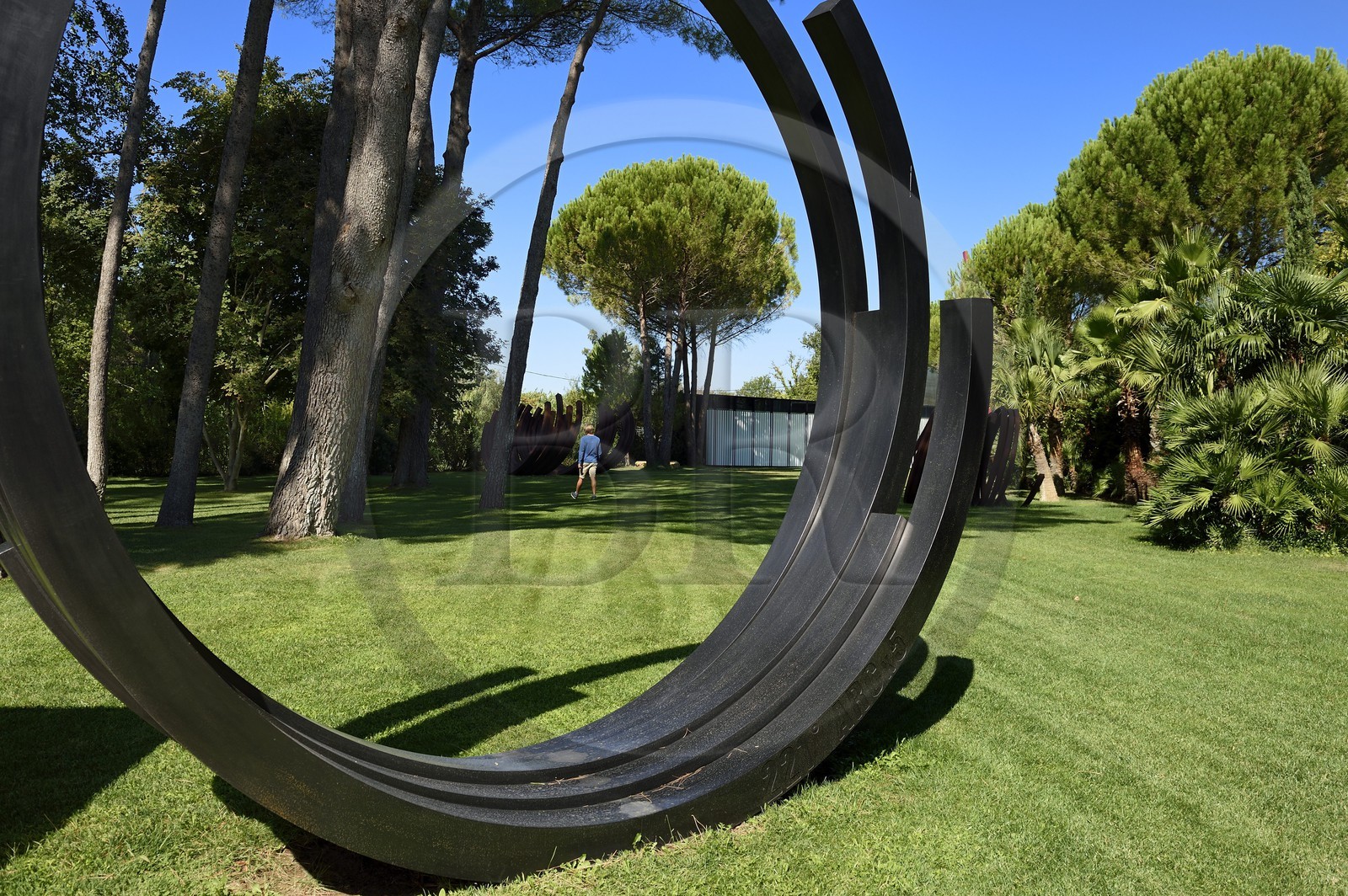 France, Var (83), Le Muy, Fondation Bernar Venet, arches métalliques de Bernar Venet disséminées dans le parc