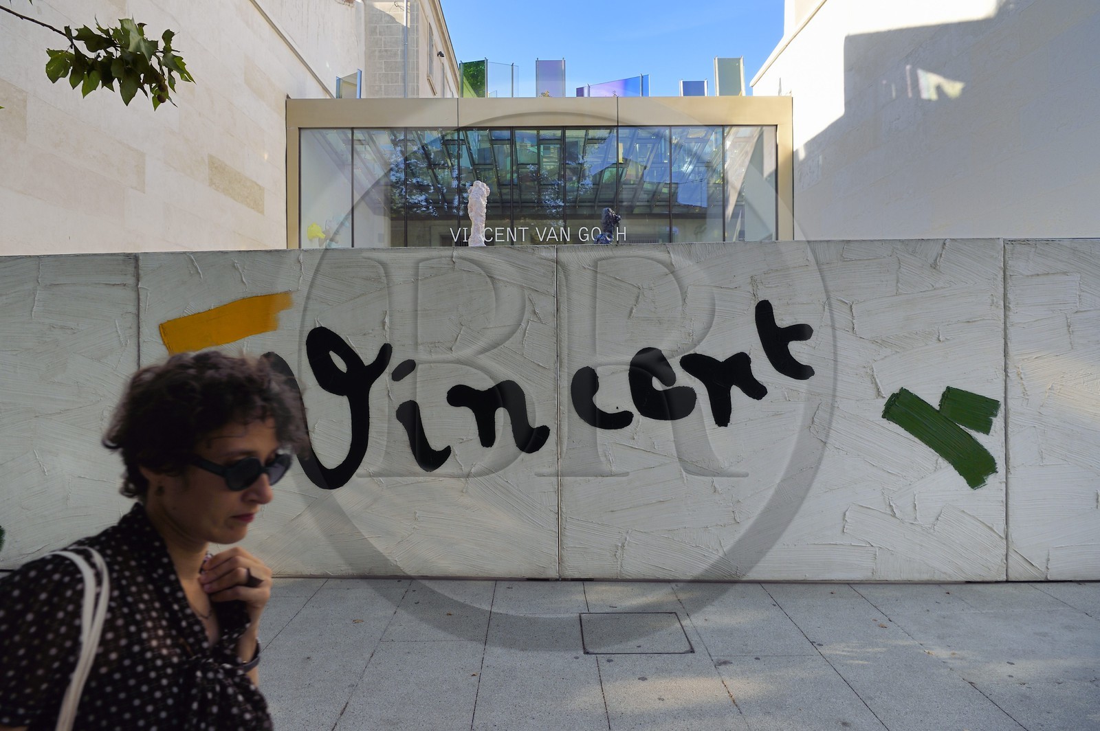 France, Bouches-du-Rhône (13), Arles, Fondation Vincent Van Gogh (Mention Obligatoire), centre d’art contemporain qui a investi un hôtel du XVe siècle, portail d'entrée de la fondation, oeuvre de Bertrand Lavier affichant la signature de Vincent Van Gogh