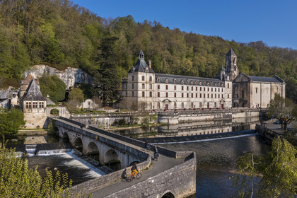 France, Dordogne (24), Brantôme, cyclistes faisant la véloroute la Flow Vélo traversant le Pont Coudé sur la Dronne, l’abbaye bénédictine Saint-Pierre de Brantôme en arrière plan (vue aérienne)