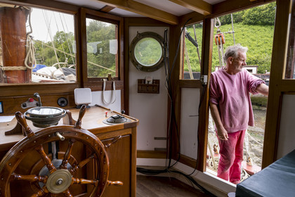France, Finistère (29), Pays des Abers, Aber Wrac'h, Lannilis, le Moulin de l'Enfer, chantier naval de l'association AJD (association Amis de Jeudi-Dimanche) fondée par le Père Jaouen, Yves Loiselet dit Ziton à bord de la nouvelle goélette à trois mâts et hunier le Bel Espoir II à coque en acier dont le chantier est presque achevé