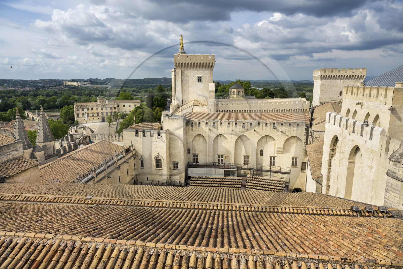 France, Vaucluse (84), Avignon, Palais des Papes classé Patrimoine mondial de l'UNESCO, le Fort Saint-André à Villeneuve-lès-Avignon en arrière plan