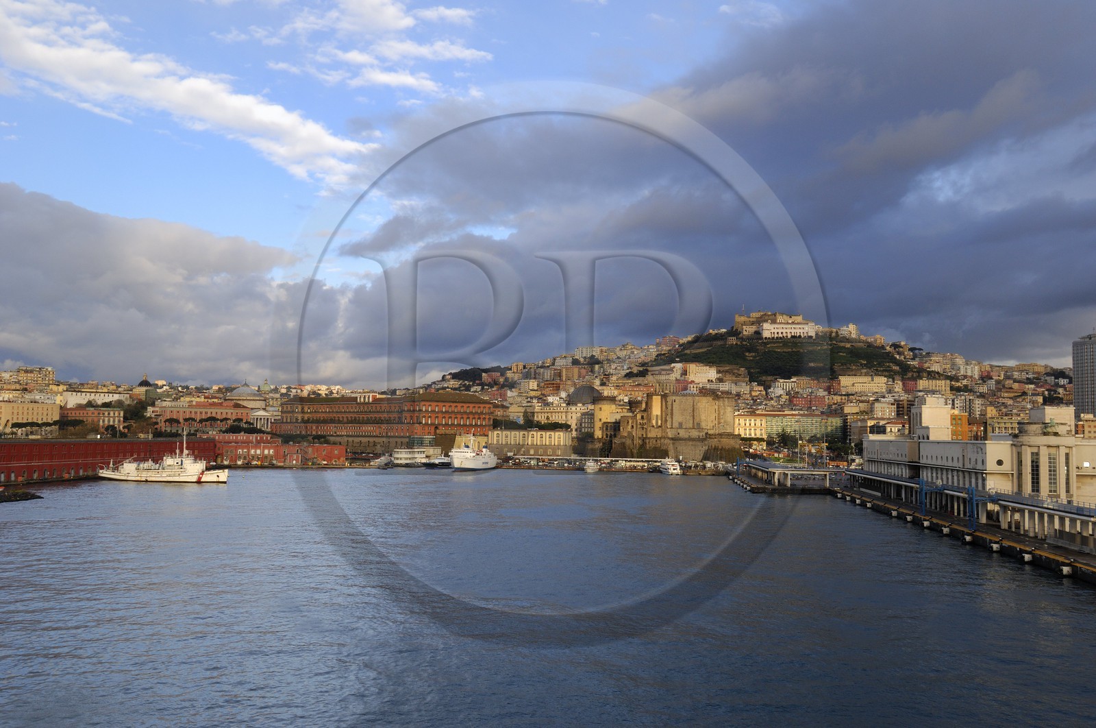 Italie, Campanie, Naples, centre historique classé Patrimoine Mondial de l'UNESCO, Castel San Elmo sur la colline de Naples, le Palazzo Reale à gauche, le Castel Nuovo au centre et le port passagers à droite