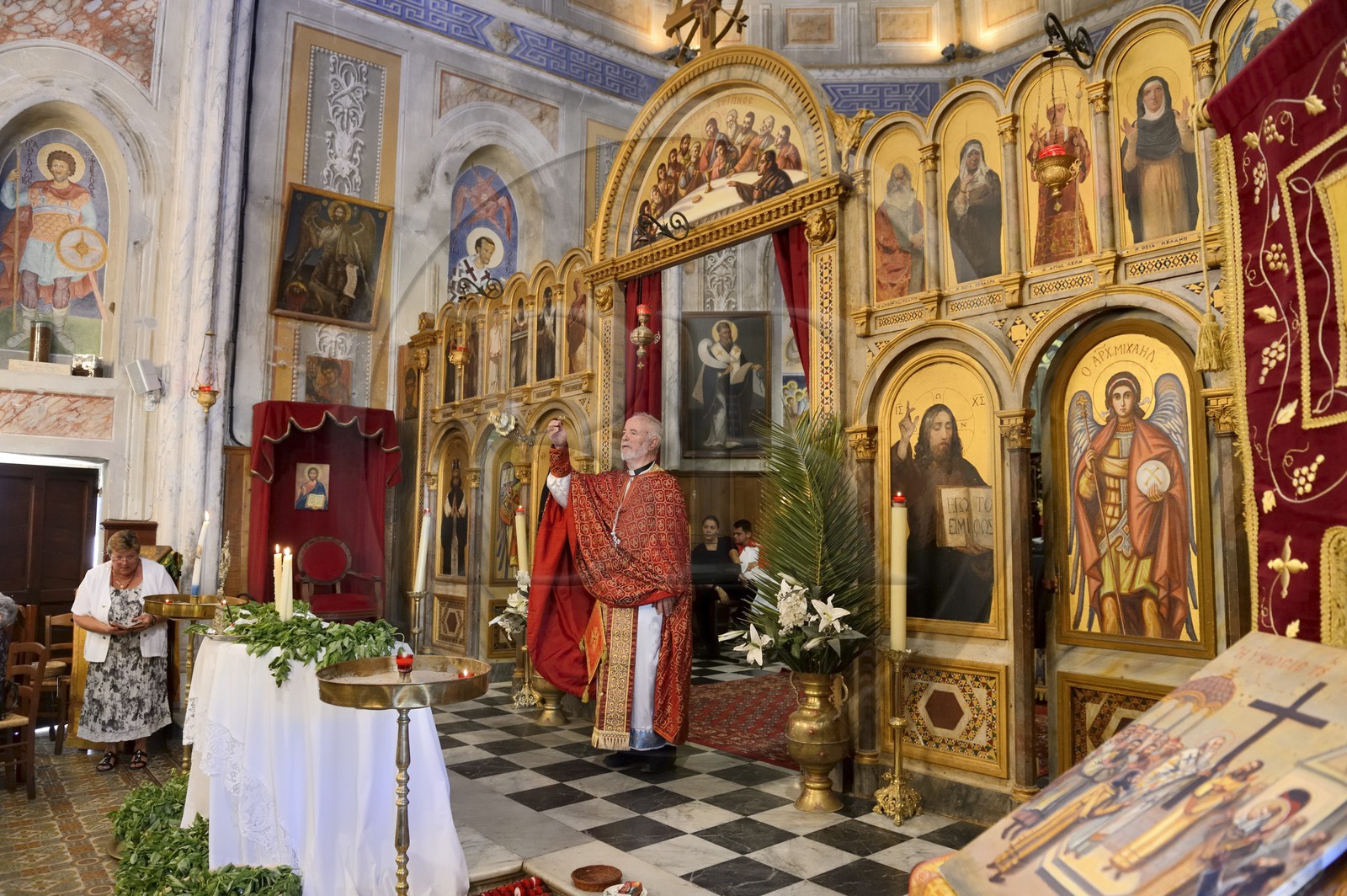 France, Corse-du-Sud (2A), Cargèse, église Saint Spyridon grecque catholique de rite oriental, messe de la fête du basilic (exaltation de la Sainte-Croix) par l’archimandrite Athanase