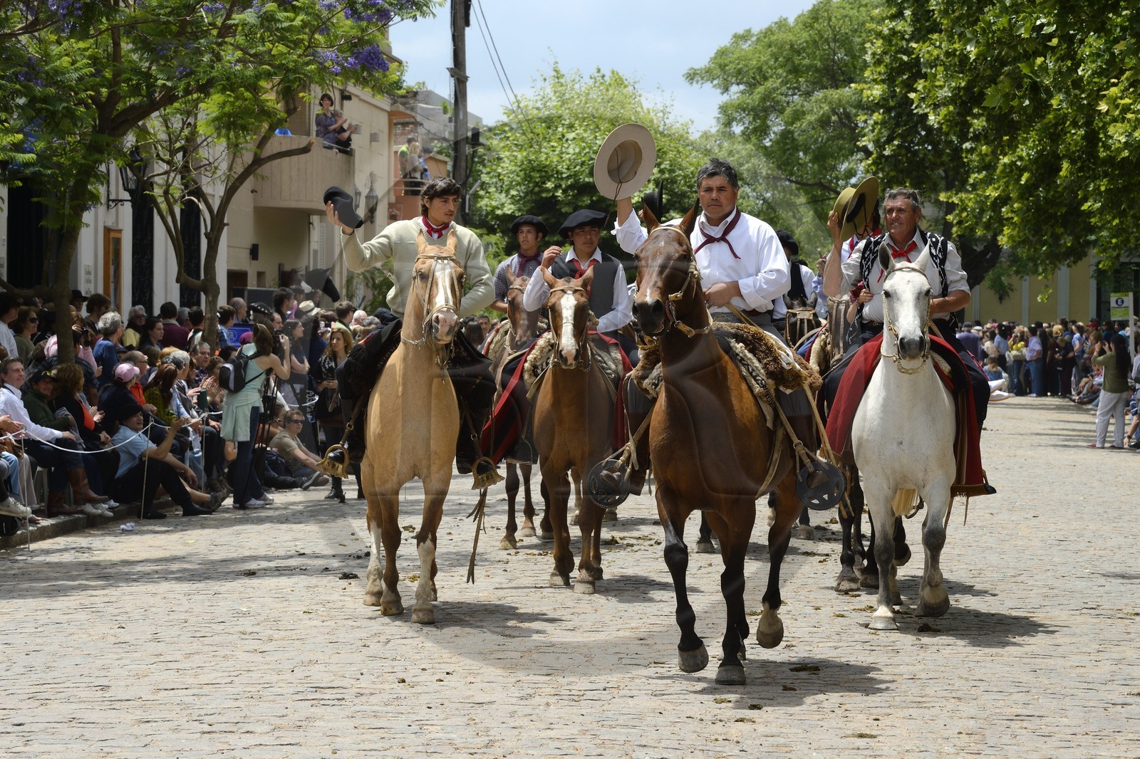 Argentine, province de Buenos Aires, San Antonio de Areco, fête du Jour de la Tradition (Dia de la Tradicion), gauchos à cheval défilant en habit traditionnel