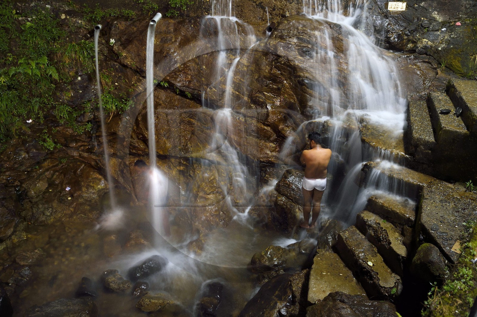 Sri Lanka, province du centre, Dalhousie, cascade sur le chemin des pélerins montant au Pic d'Adam (Adam's Peak)