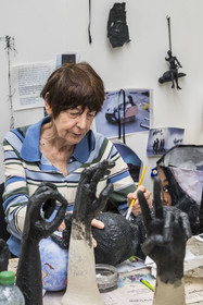France, Hauts-de-Seine (92), Malakoff, l'artiste Annette Messager dans son atelier