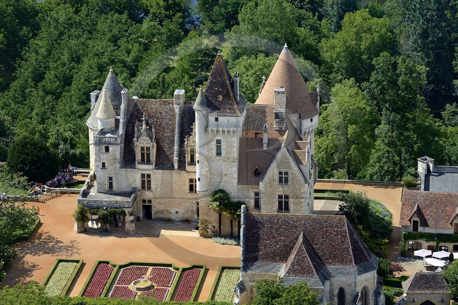 France, Dordogne (24), Périgord Noir, vallée de la Dordogne, Castelnaud-la-Chapelle, château des Milandes, ancienne demeure de Joséphine Baker (vue aérienne)