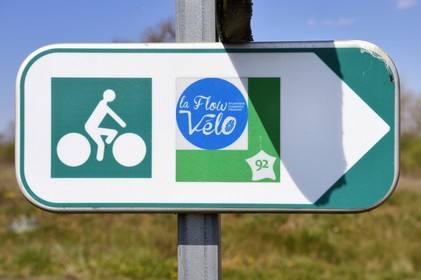 France, Charente (16), Souffrignac, panneau de la véloroute La Flow Vélo