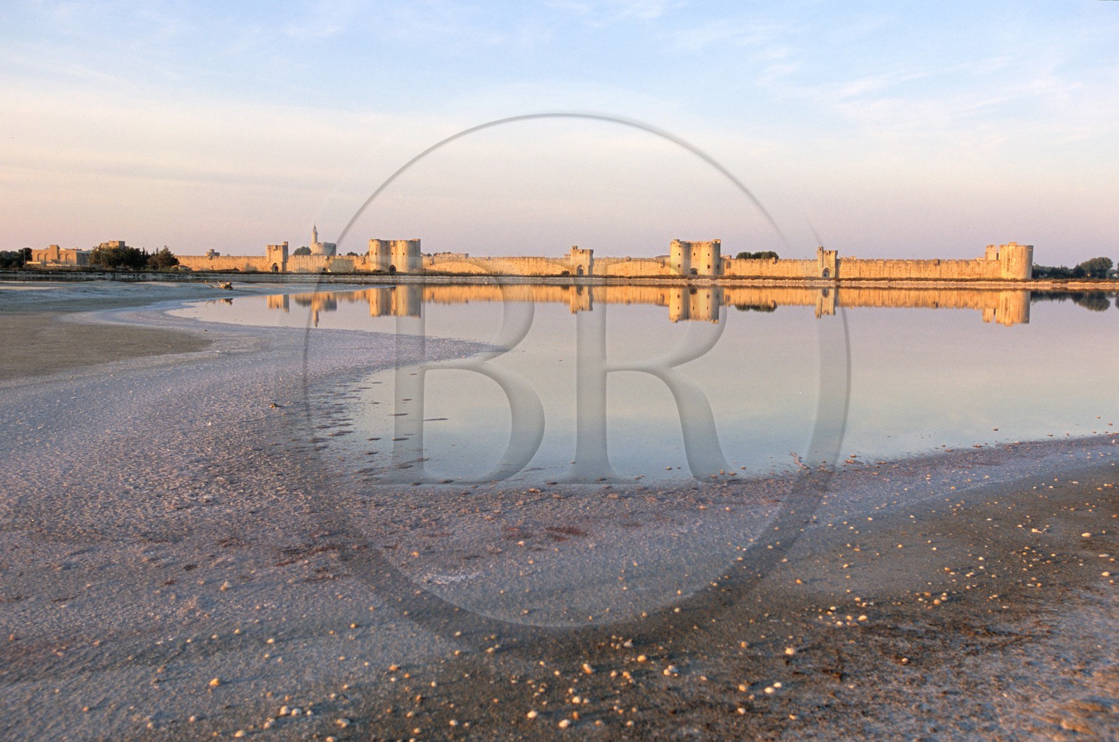 France, Gard (30), Aigues-Mortes, les remparts de la ville derrière l' étang