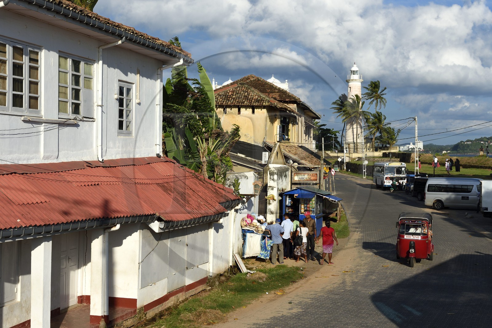 Sri Lanka, Province du Sud, Fort de Galle, classé Patrimoine Mondial de l'UNESCO, vieilles maisons coloniales sur la rue des remparts et le phare en arrière plan