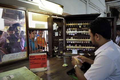 Sri Lanka, Colombo, gare centrale du Fort, vente de billets au guichet