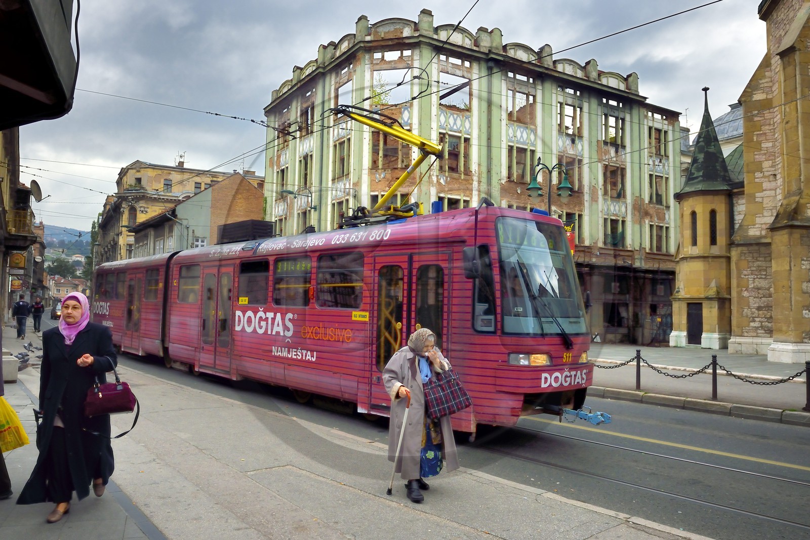 Bosnie-Herzégovine, Sarajevo, immeuble en ruine à l'arrière de la cathédrale suite aux bombardements pendant le siège de Sarajevo par l'Armée de la république serbe de Bosnie entre 1992 et 1996