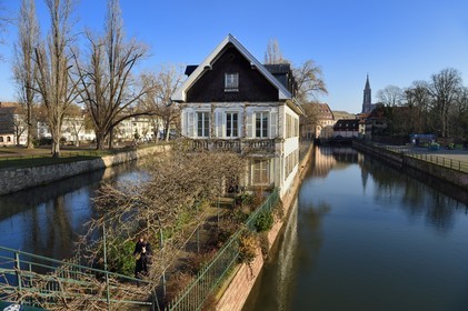 France, Bas-Rhin (67), Strasbourg, vieille ville classée au Patrimoine Mondial de l'UNESCO, quartier de la Petite France, angle Ponts Couverts et quai du Woerthel le long d'un des bras de la rivière l'Ill et la Cathédrale en arrière plan