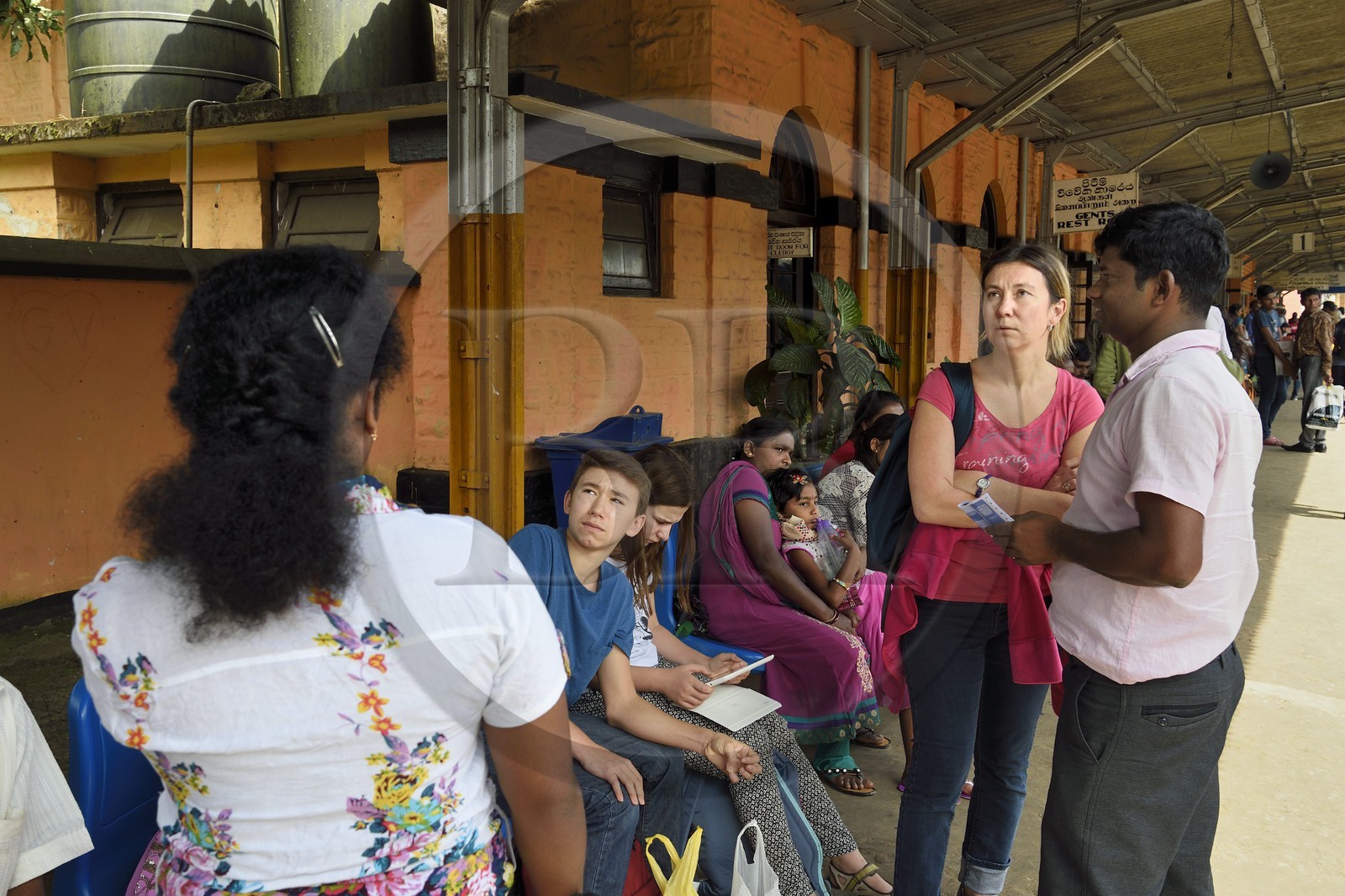 Sri Lanka, Province du Centre, trajet en train dans la région montagneuse de la culture du thé, gare de Hatton