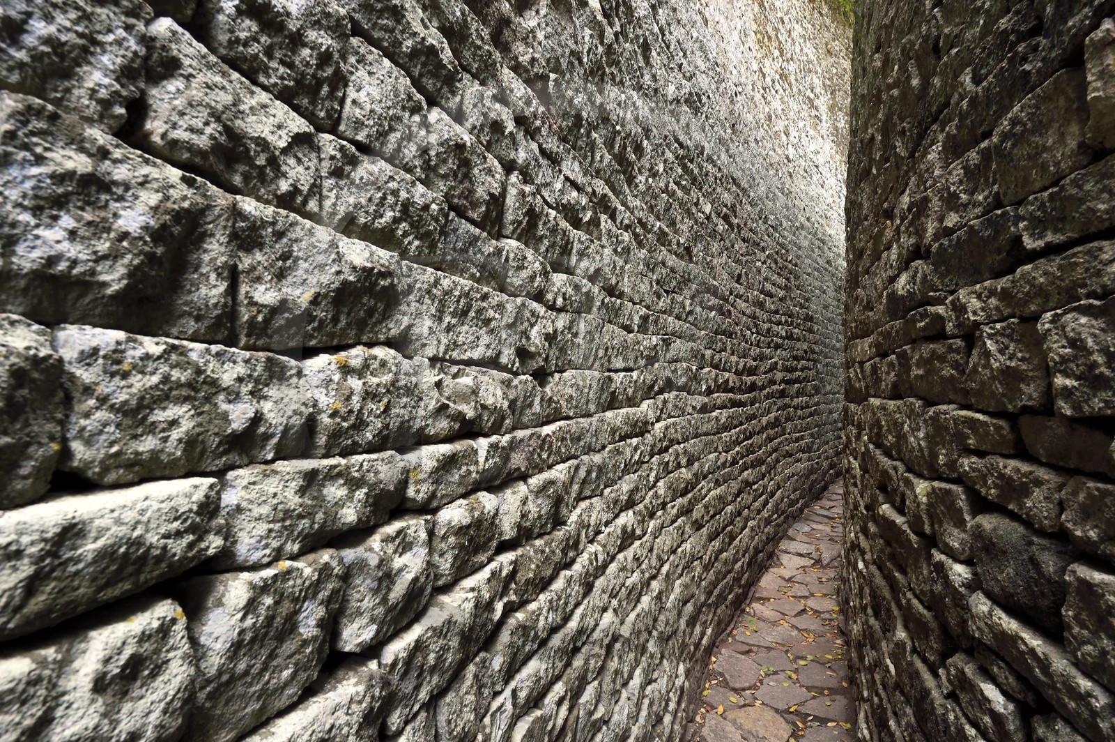 Zimbabwe, province de Masvingo, les ruines du site archéologique du Grand Zimbabwe, classé Patrimoine Mondial de l'UNESCO, Xème au XVème siècle, le Grand Enclos, passage resserré entre deux murailles