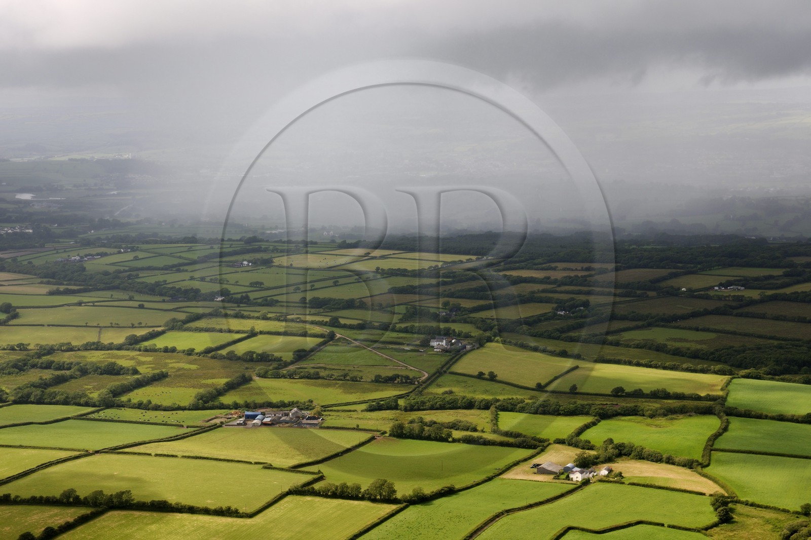 Royaume-Uni, Angleterre, Pays de Galles, rideau de pluie sur le Carmarthenshire (vue aérienne)