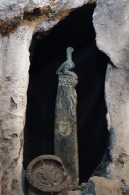 Zimbabwe, province de Masvingo, musée du site archéologique du Grand Zimbabwe, classé Patrimoine Mondial de l'UNESCO, grands poteaux surmontés chacun d'un oiseau en stéatite remplissant une fonction rituelle trouvés dans l'enclos oriental des Ruines de la colline (Hill Complex), cet oiseau est devenu le symbole de la nation