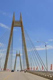 Vietnam, Haiphong, le nouveau pont suspendu à l'entrée de la ville