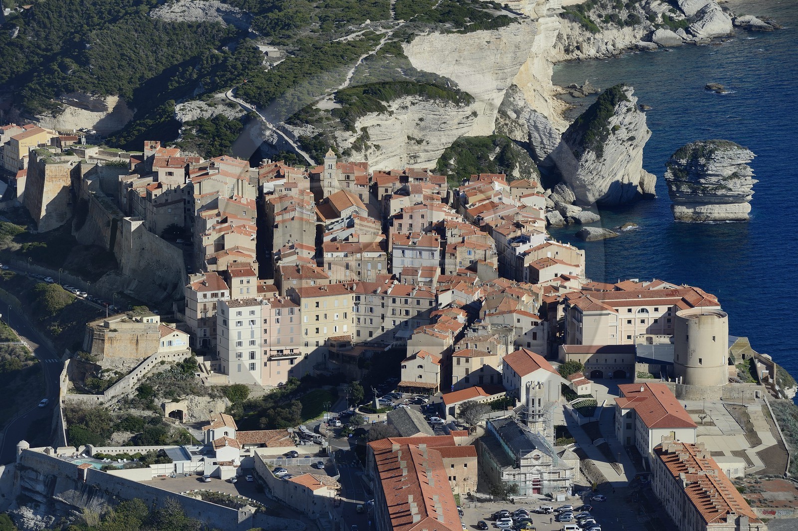 France, Corse-du-Sud (2A), Bonifacio, les falaises calcaires, la citadelle et la vieille ville, le rocher appelé Grain de Sable à droite (vue aérienne)