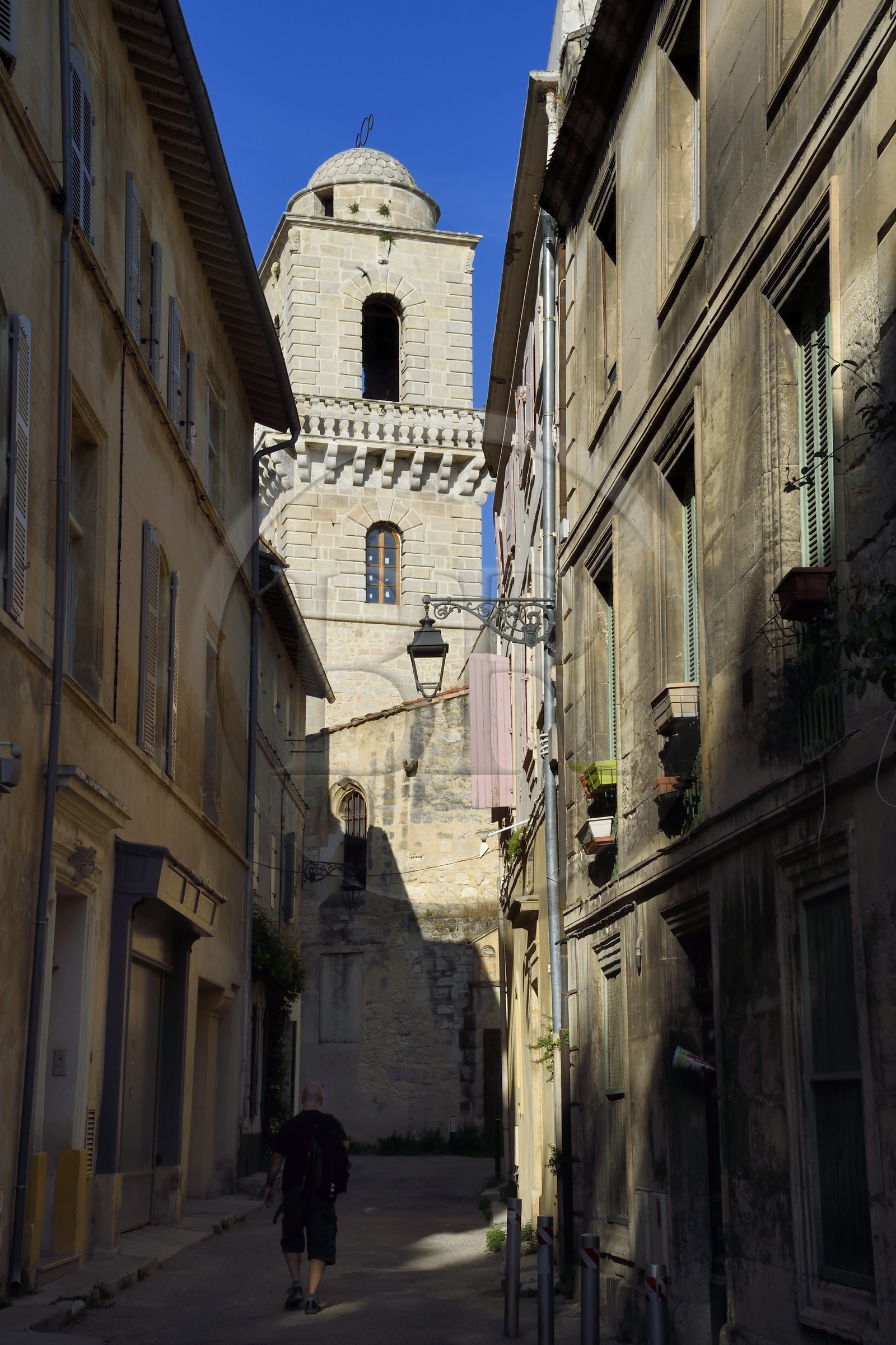 France, Bouches-du-Rhône (13), Arles, rue du Seminaire donnant sur l'église Saint-Martin du Méjan aujourd'hui désaffectée