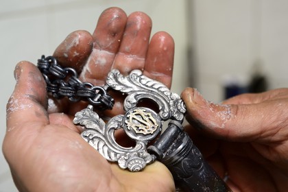 Argentine, province de Buenos Aires, San Antonio de Areco, atelier de l' orfèvre Juan José Draghi, finitions sur un rebenque, pièce en argent d'une cravache