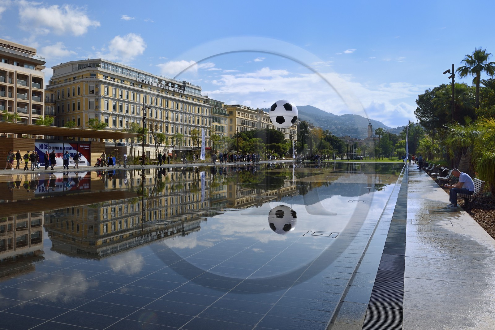 France, Alpes-Maritimes (06), Nice, la Promenade du Paillon, le miroir d'eau de 3000 m2 de la place Massena