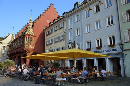 Allemagne, Bade-Wurtemberg, Fribourg en Brisgau, la Maison historique des marchands du début du XVIème siècle sur la Munsterplatz et la terrasse du restaurant Oberkirch
