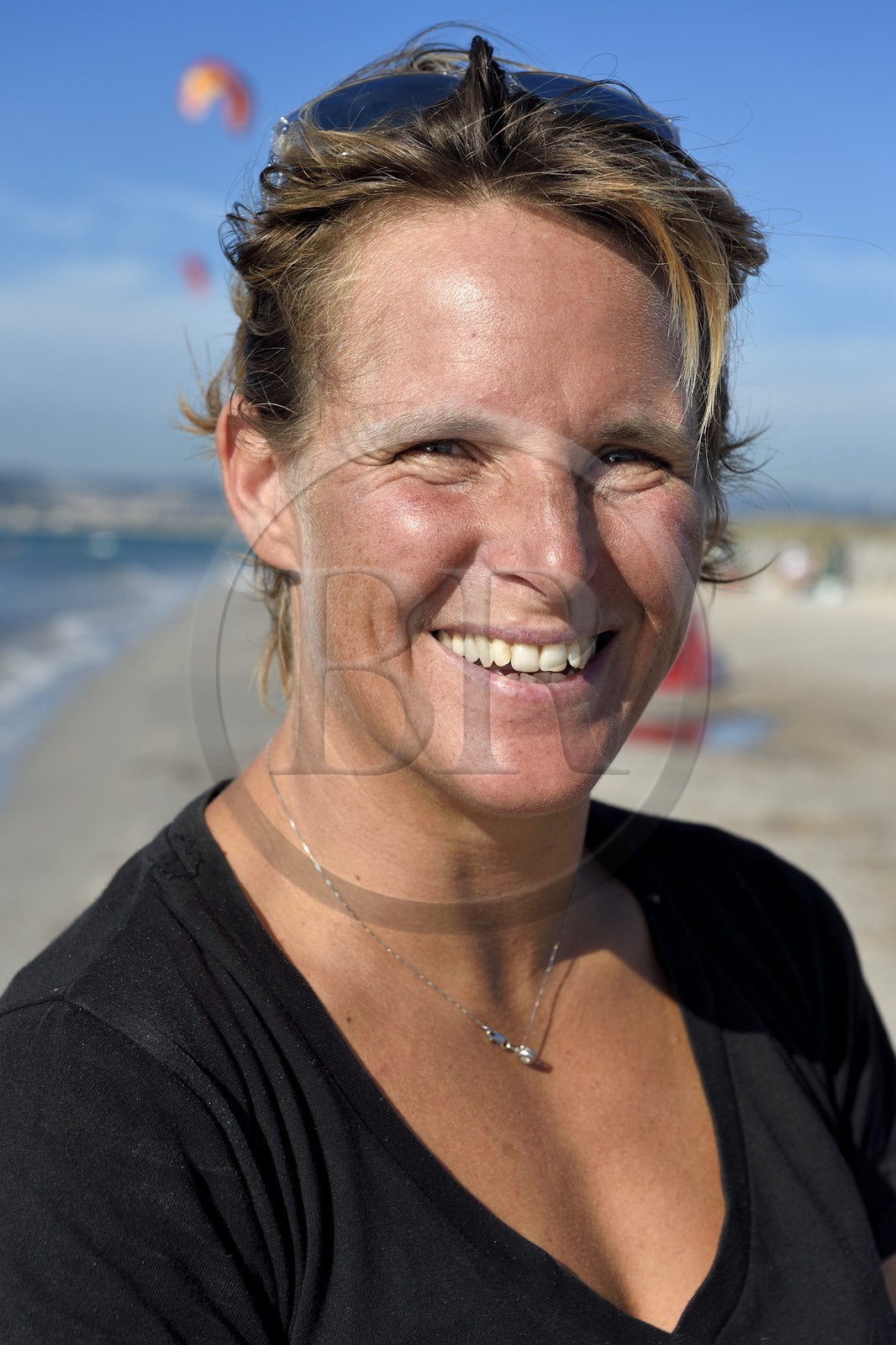 France, Var (83), Hyères, Presqu'Ile de Giens, plage de l'Almanarre, Ariane Imbert, triple championne de France de Kitesurf et vice-championne du monde de Race 2014
