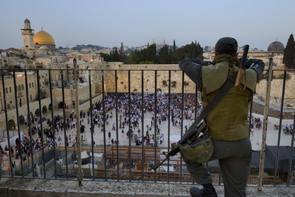 Israel, Jérusalem, ville sainte, vieille-ville classée Patrimoine Mondial de l'UNESCO, Mur des Lamentations ou mur occidental faisant partie des murs de soutènement de l'esplanade du Temple construite par Hérode Ier le Grand sous la surveillance d'un soldat en arme
