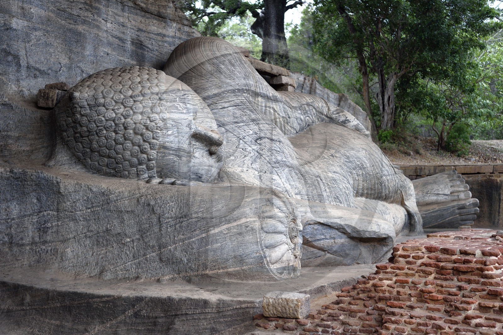 Sri Lanka, province du Centre-Nord, Polonnaruwa, l'ancienne capital du pays (XIe au XIIIe siècle) est classée au Patrimoine Mondial de l'UNESCO, bouddha géant taillé dans la rocher du Gal Vihara, Bouddha couché