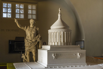 France, Alpes-Maritimes (06), La Turbie, Trophée d'Auguste ou Trophée des Alpes, monument romain édifié en l'an 6 avant J.-C., reconstitution du monument et statue d'Auguste de Prima Porta en arrière plan