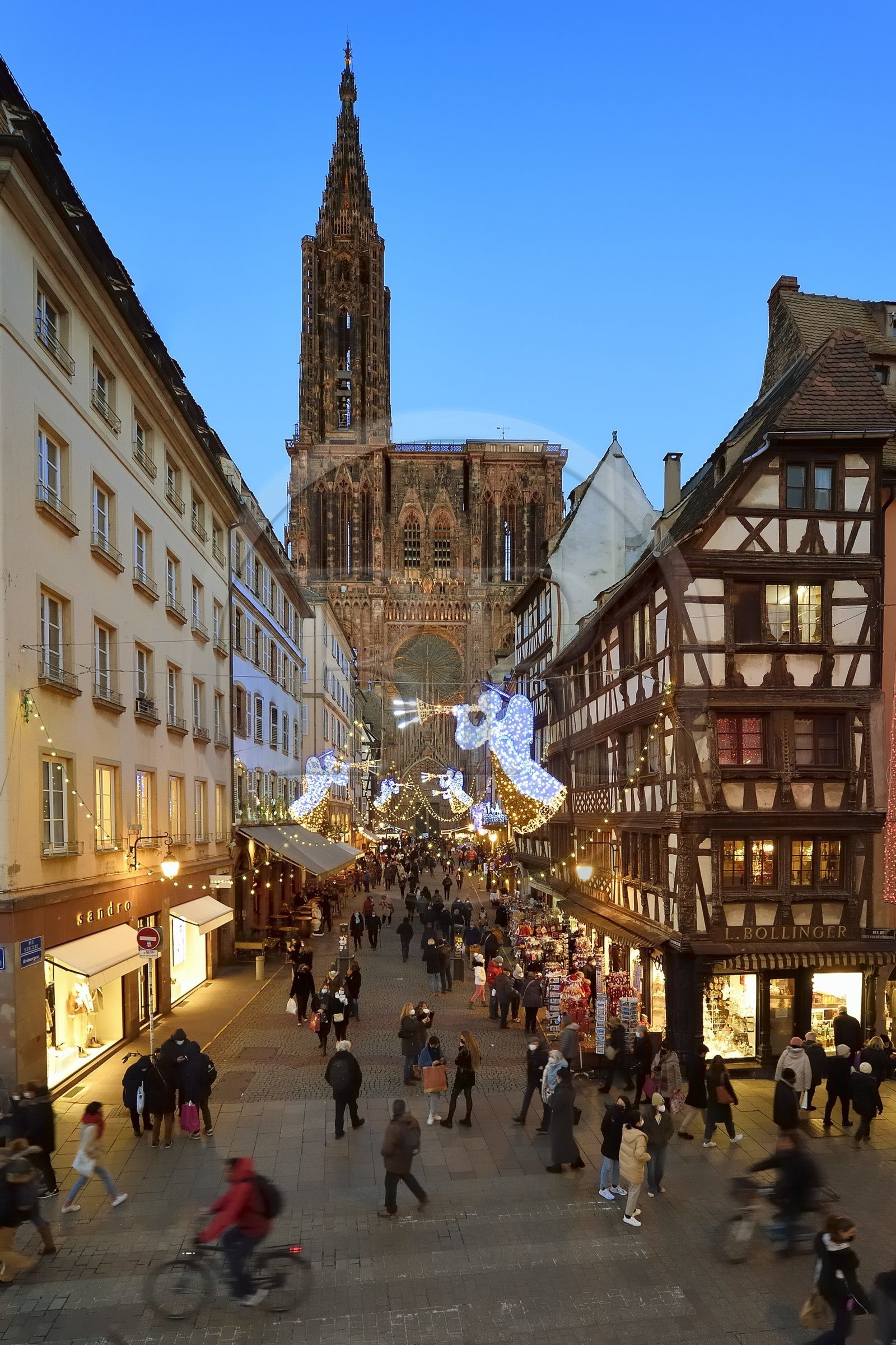 France, Bas-Rhin (67), Strasbourg, vieille ville classée au Patrimoine Mondial de l'UNESCO, la facade occidentale de la cathédrale Notre-Dame et la rue Mercière avec ses décors de Noël