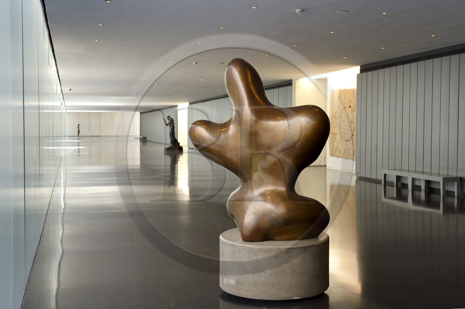 Israel, Jérusalem, quartier de Guivat Ram, musée d'Israel, passage couvert menant au musée d'archéologie, sculpture de Jean Arp de 1937, Pepin geant