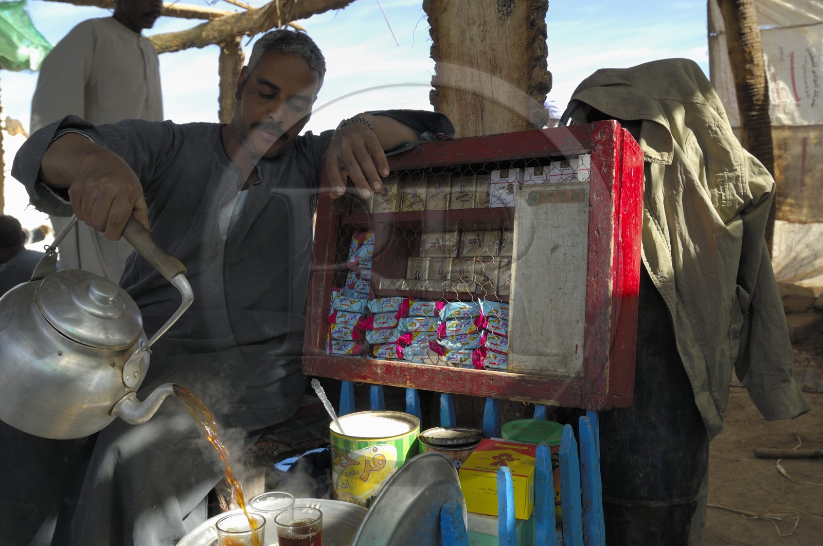 Egypte, Haute Egypte, Daraw au nord d'Assouan, restaurant du marché aux animaux, préparation du thé