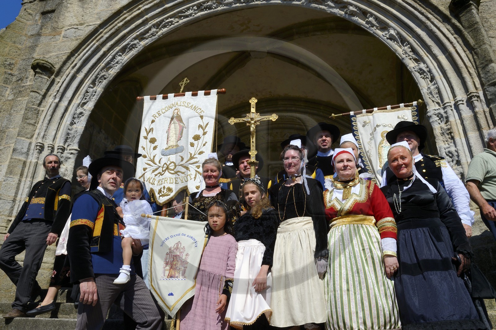 France, Finistère (29), Locronan, labellisé Les Plus Beaux Villages de France, sortie de église Saint-Ronan à la fin de la procession de la Troménie