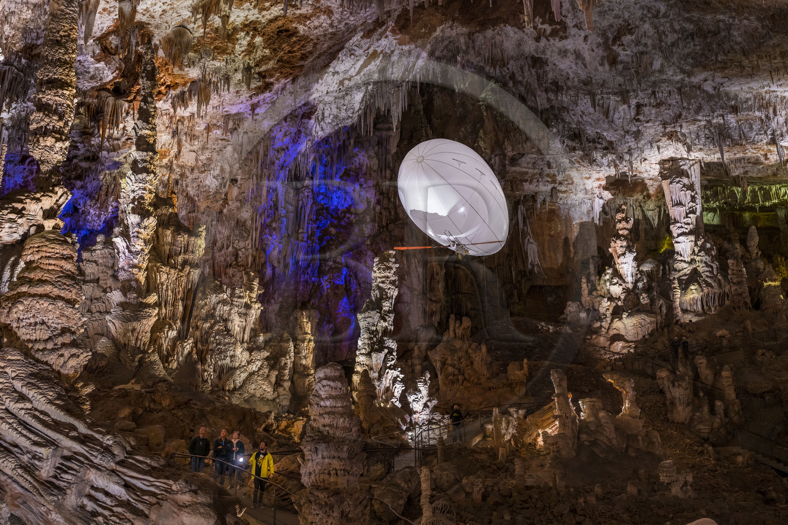 France, Gard (30), Méjannes-le-Clap, grotte de La Salamandre, découverte de la grotte en Aéroplume®, un ballon dirigeable individuel gonflé à l'hélium qui permet de s'envoler en battant des ailes