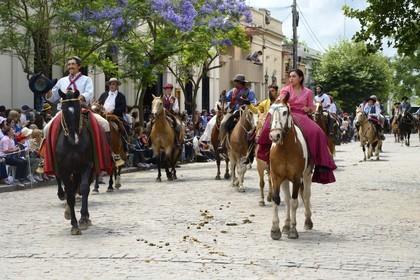 Argentine, province de Buenos Aires, San Antonio de Areco, fête du Jour de la Tradition (Dia de la Tradicion), gauchos à cheval défilant en habit traditionnel