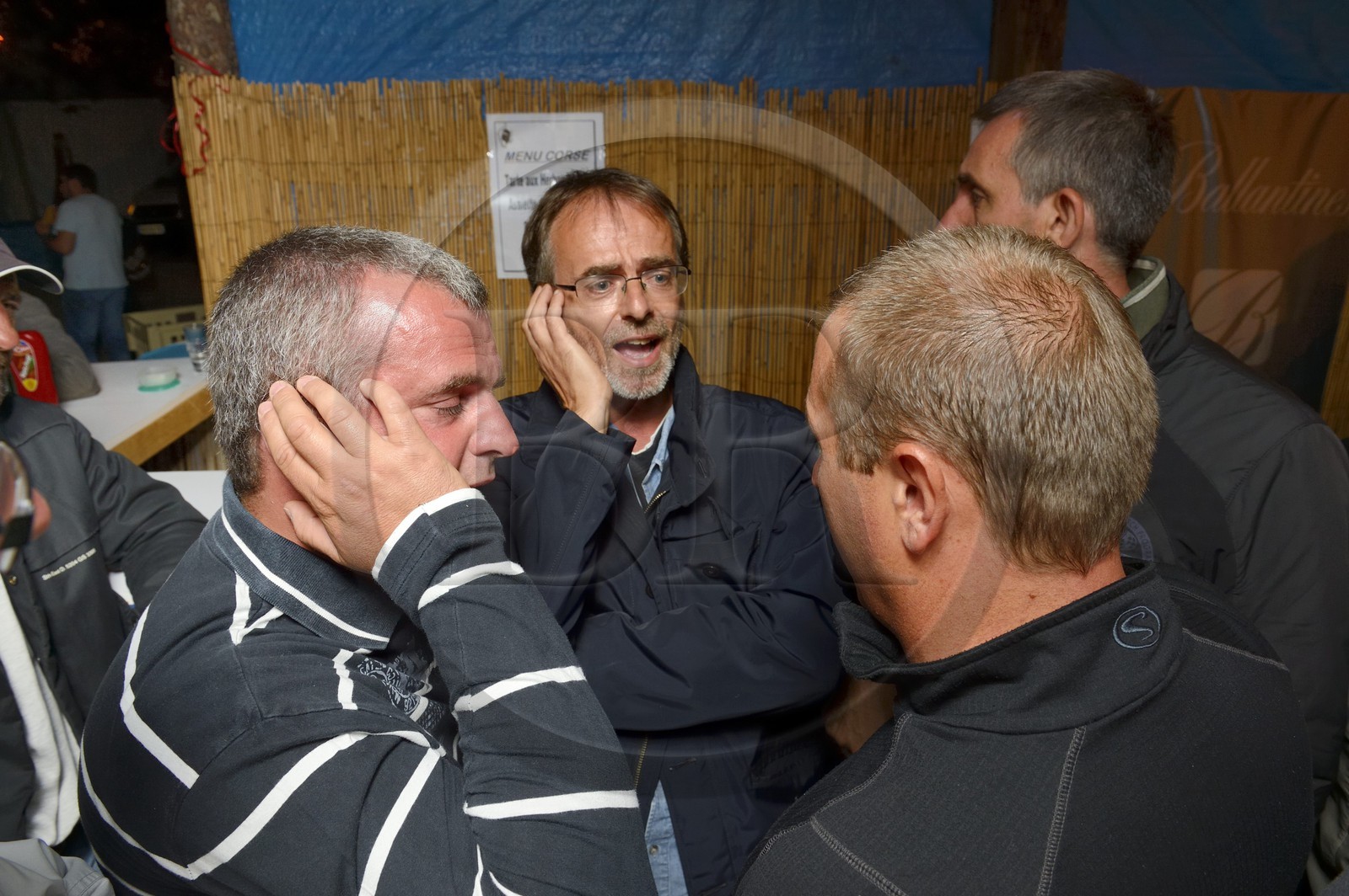 France, Haute-Corse (2B), région du Niolu (Niolo), Casamaccioli, fête de la Santa du Niolu, paghjella ou chant polyphonique corse improvisé par un groupe d'amis, main sur l’oreille, dans une des buvettes