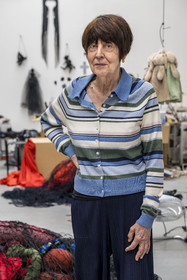 France, Hauts-de-Seine (92), Malakoff, l'artiste Annette Messager dans son atelier