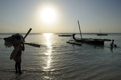 Tanzanie, archipel de Zanzibar, île de Unguja (Zanzibar), côte est, baie de Chwaka vers Michamvi, départ pour la pêche d'un dhow (boutre traditionnel)