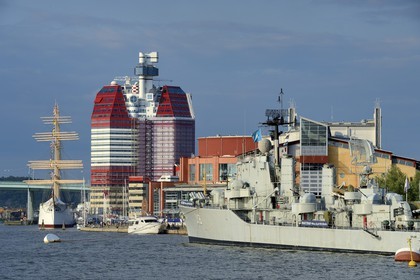 Sweden, Västra Götaland, Göteborg (Gothenburg), the Maritiman’s fleet of ships in the old port and the skyscraper Götheborgs-Utkiken with the sailing boat Viking in the background
