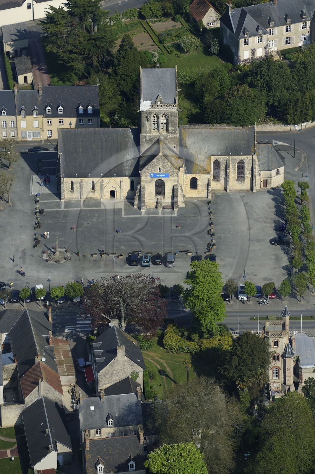 France, Manche (50), Sainte-Mère-Eglise, un parachute est visible sur le clocher de l'église en mémoire du soldat John Steele, resté accroché le 5 juin 1944 lors de l'opération Overlord (vue aérienne)