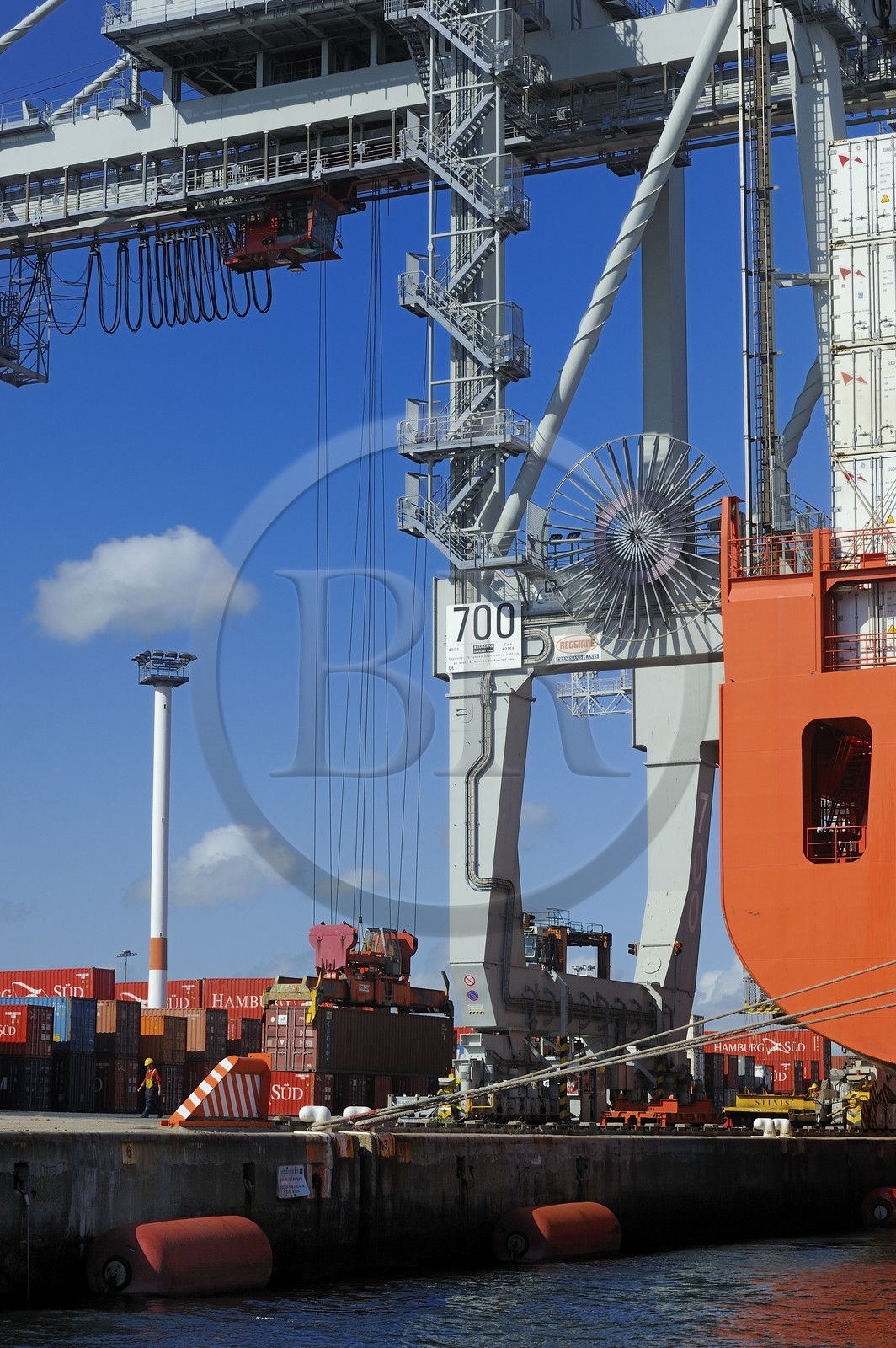 France, Seine-Maritime (76), Le Havre, port de commerce, porte-conteneurs dans le Bassin de chargement René Coty et grue transbordant les conteneurs