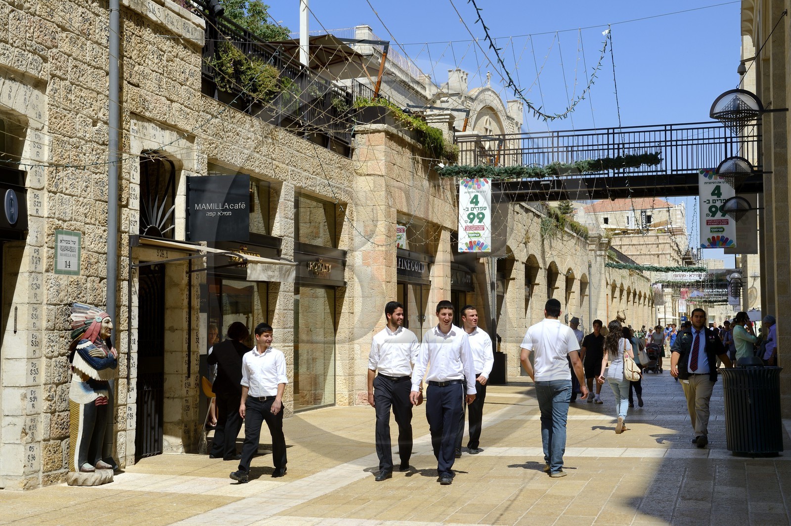Israel, Jerusalem, centre commercial de luxe de la rue piétonne Mamilla dans la ville moderne, conçu par l'architecte israélien Moshe Safdie