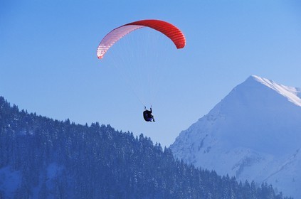 France, Haute-Savoie (74), les portes du soleil parapente au-dessus de Morzine
