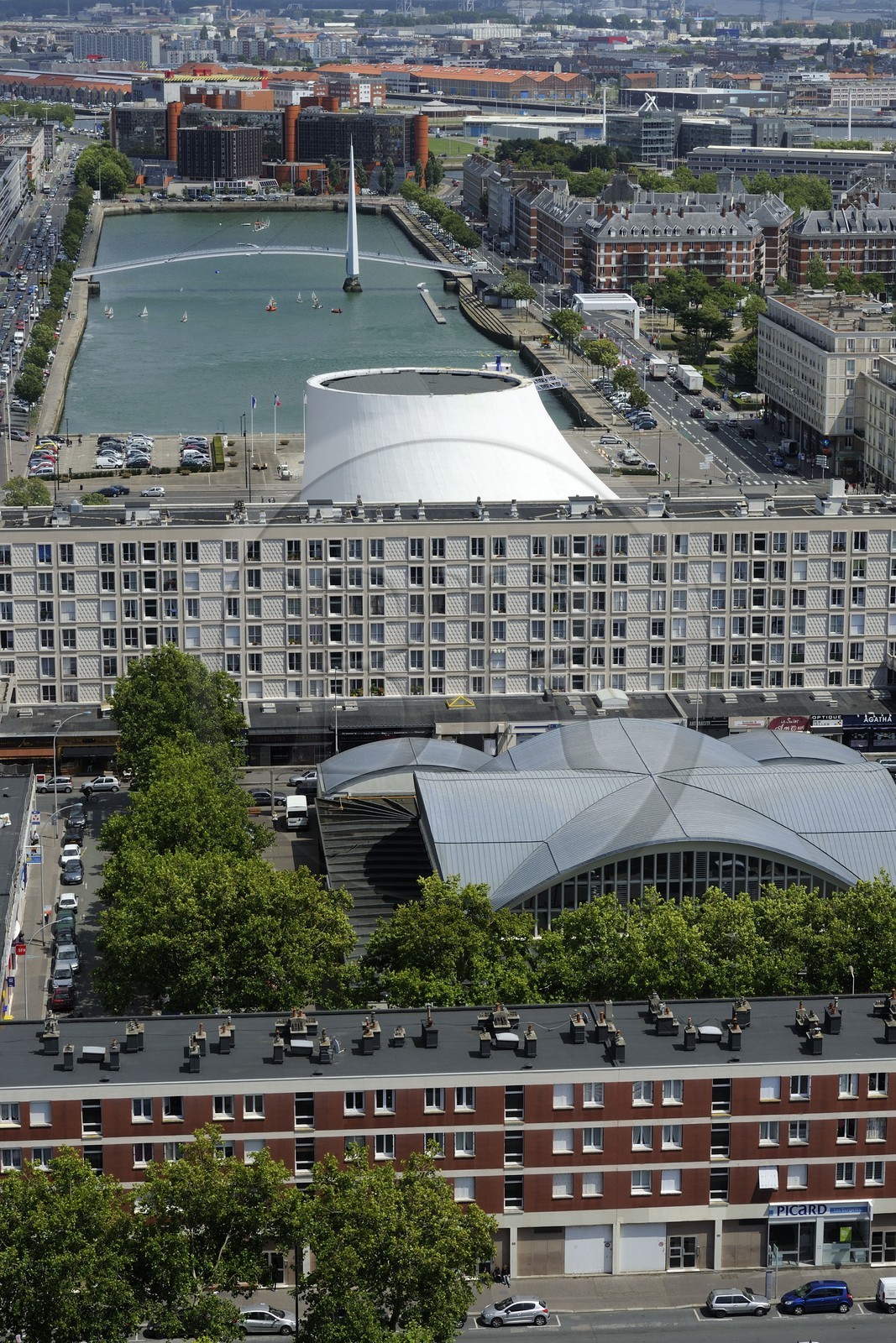 France, Seine-Maritime (76), Le Havre, Centre-ville reconstruit du Havre par Auguste Perret classé Patrimoine Mondial de l'UNESCO, immeubles Perret autour du Bassin du Commerce, les halles centrales et le sommet du Volcan réalisé par Oscar Niemeyer