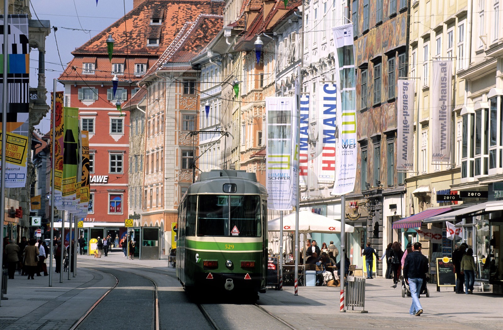 Autriche, Styrie, Graz, centre historique classé Patrimoine Mondial de l'UNESCO, tramway sur la Herrengrasse, rue principale